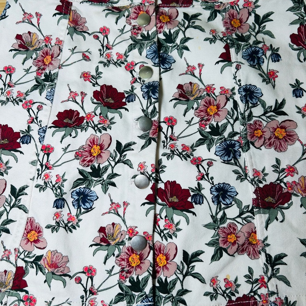 H&M White Floral Snap-Front Blouse with Pink, Blue & Burgundy Flowers
